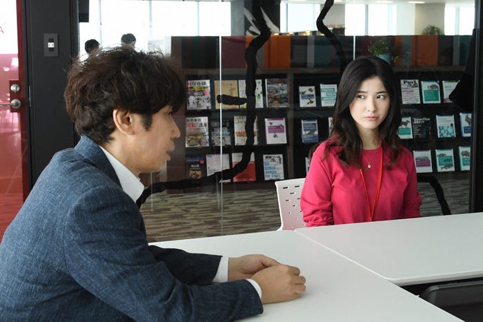 ユースケ・サンタマリア、吉高由里子/「わたし、定時で帰ります。」第8話より(C)TBS