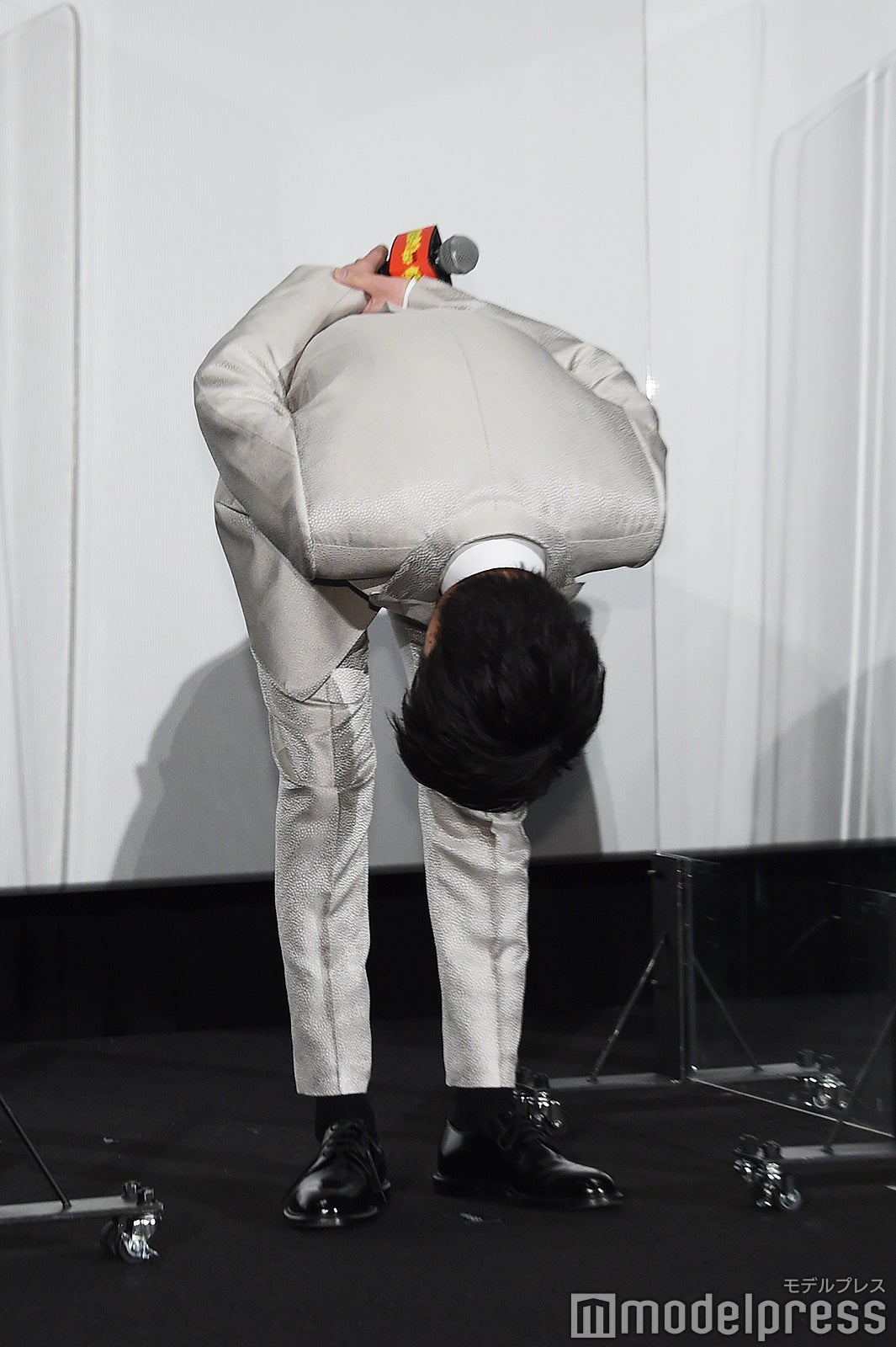 深々とお辞儀をする田中圭（C）モデルプレス