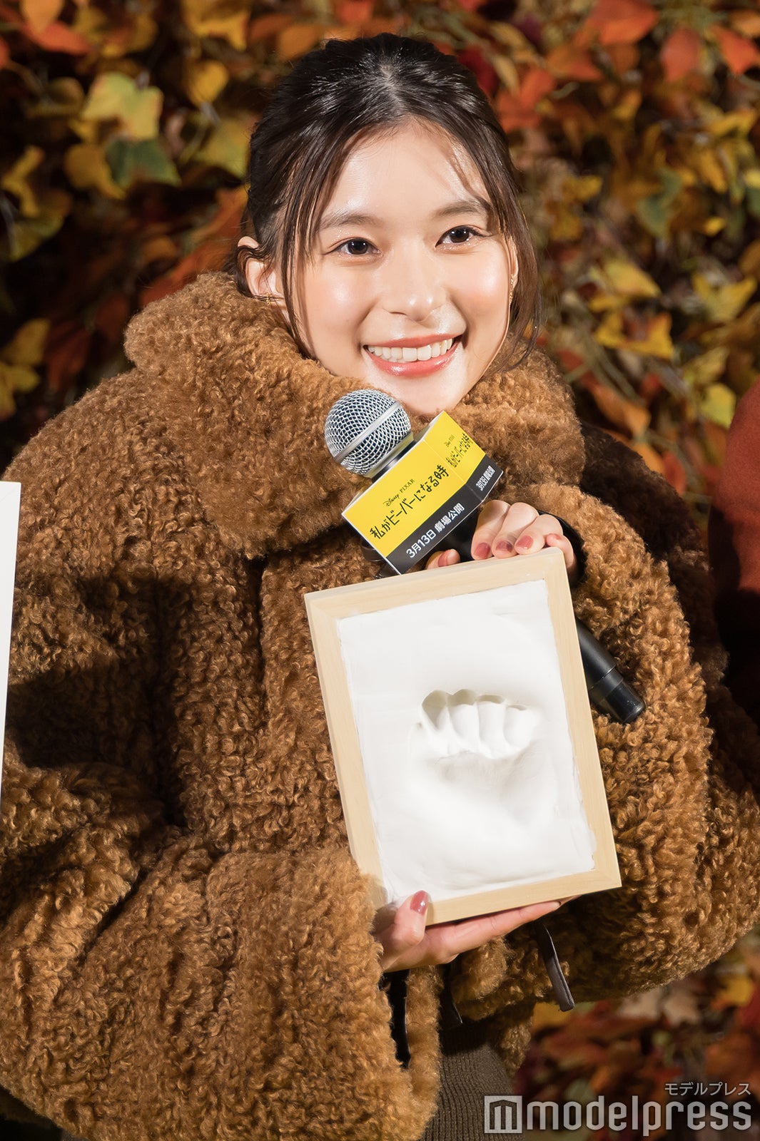 ビーバーをイメージして拳を握った形での手形をその場で作成した芳根京子（C）モデルプレス