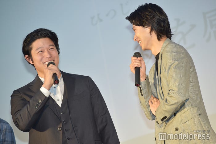 鈴木亮平(左)に終始ツッコまれる山崎賢人(右)が可愛い(C)モデルプレス