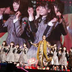 欅坂46がピコ太郎とコラボで“ペンパイナッポーアッポーペン”／PHOTO：山内洋枝