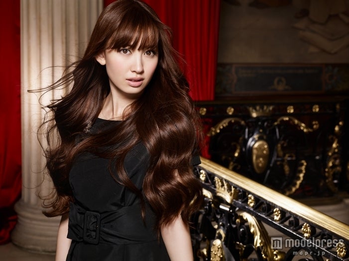 小嶋陽菜＆蛯原友里がイケメンと見つめ合い…　パリでラブストーリー熱演