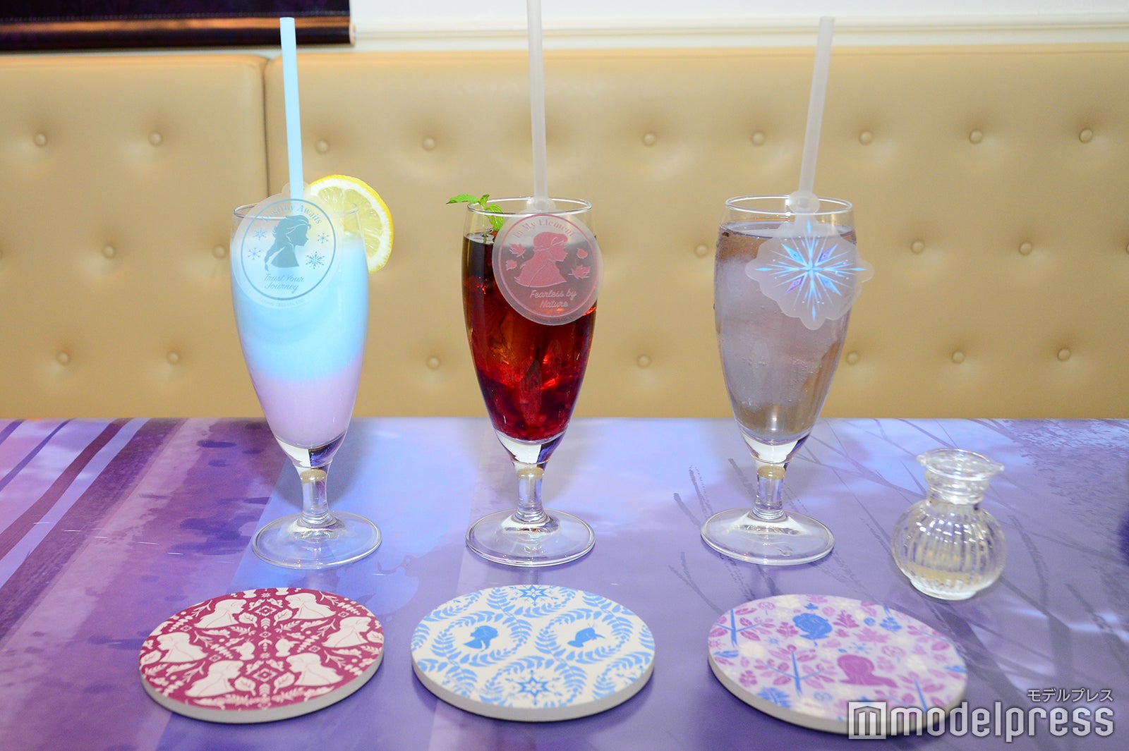 ＜エルサ＞爽やかレモンスムージー、＜アナ＞すっきりベリーベリーティー、＜アナと雪の女王2＞魔法のブルーマロウティー　990円／コースター付　1,690円（C）Disney（C）モデルプレス