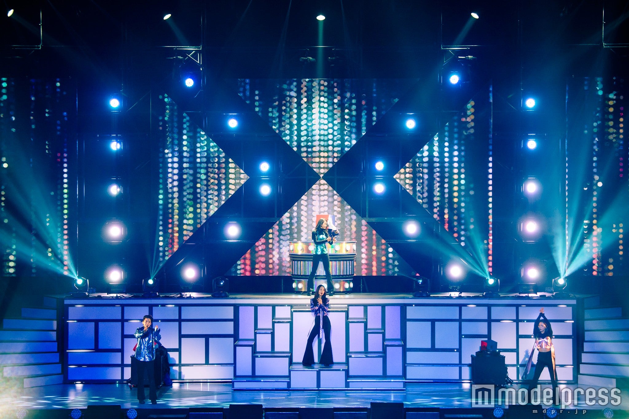 しなやかな脚線美が際立つベルボトムの衣装