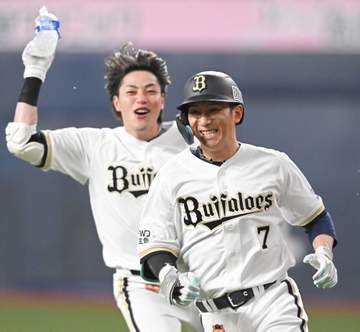 オリックスが今季初のサヨナラ勝ちで3連勝 西川が延長十回に決めた エース宮城は左腕の違和感で緊急降板