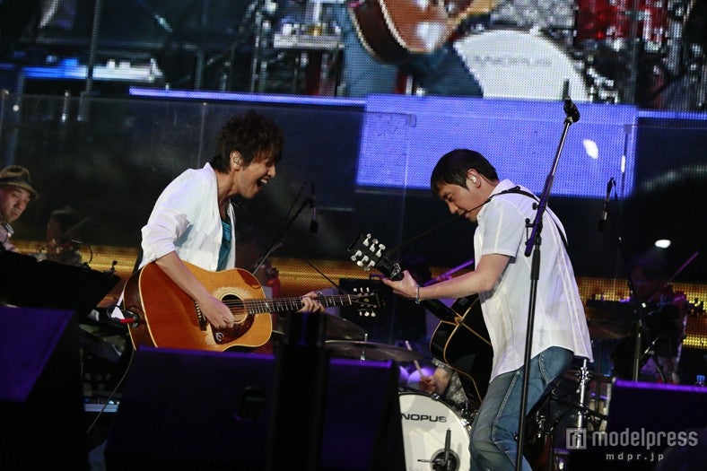 ライブパフォーマンスをしたゆず