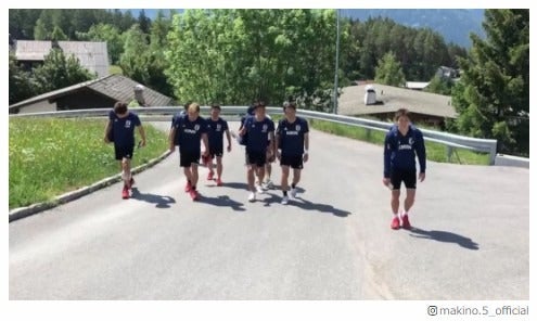 サッカー日本代表、合宿地でKinKi Kids“熱唱” 本田圭佑や長友佑都の姿も