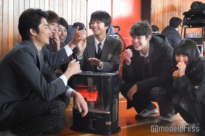 休憩中は和気あいあい(左から)岐洲匠、野村周平、富田健太郎、佐藤寛太、宮沢氷魚、桜井日奈子(C)モデルプレス