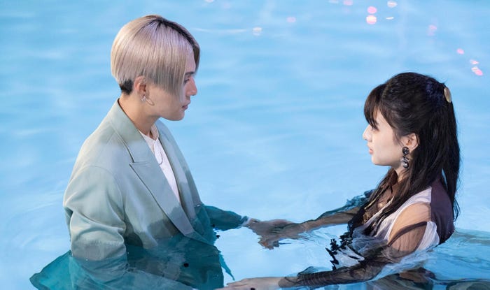 (左から)八木勇征、出口夏希 (C)日本テレビ