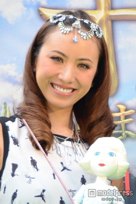 道端アンジェリカ、ミニワンピで美脚披露　SEXY魔女に変身