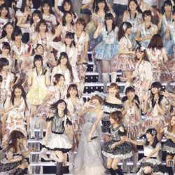 「上からマリコ」／「AKB48 2013真夏のドームツアー～まだまだ、やらなきゃいけないことがある～」福岡公演2日目より（C）AKS