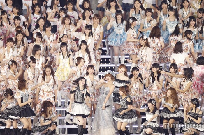 「上からマリコ」/「AKB48 2013真夏のドームツアー~まだまだ、やらなきゃいけないことがある~」福岡公演2日目より(C)AKS
