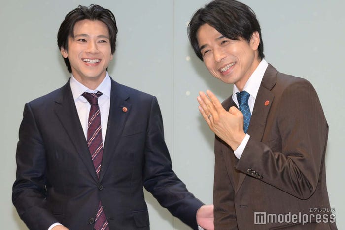 結婚指輪見せるポーズで会場沸かす井ノ原快彦、横で見守る山田裕貴(C)モデルプレス