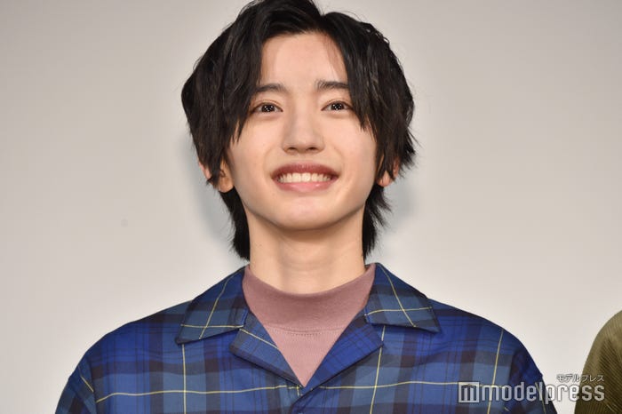 井ノ原快彦から誕生日プレゼントをもらって喜ぶ道枝駿佑(C)モデルプレス