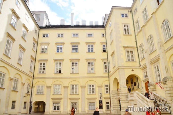 王宮エリアで最も歴史のある黄色い壁の建物（C）ビューティーガール