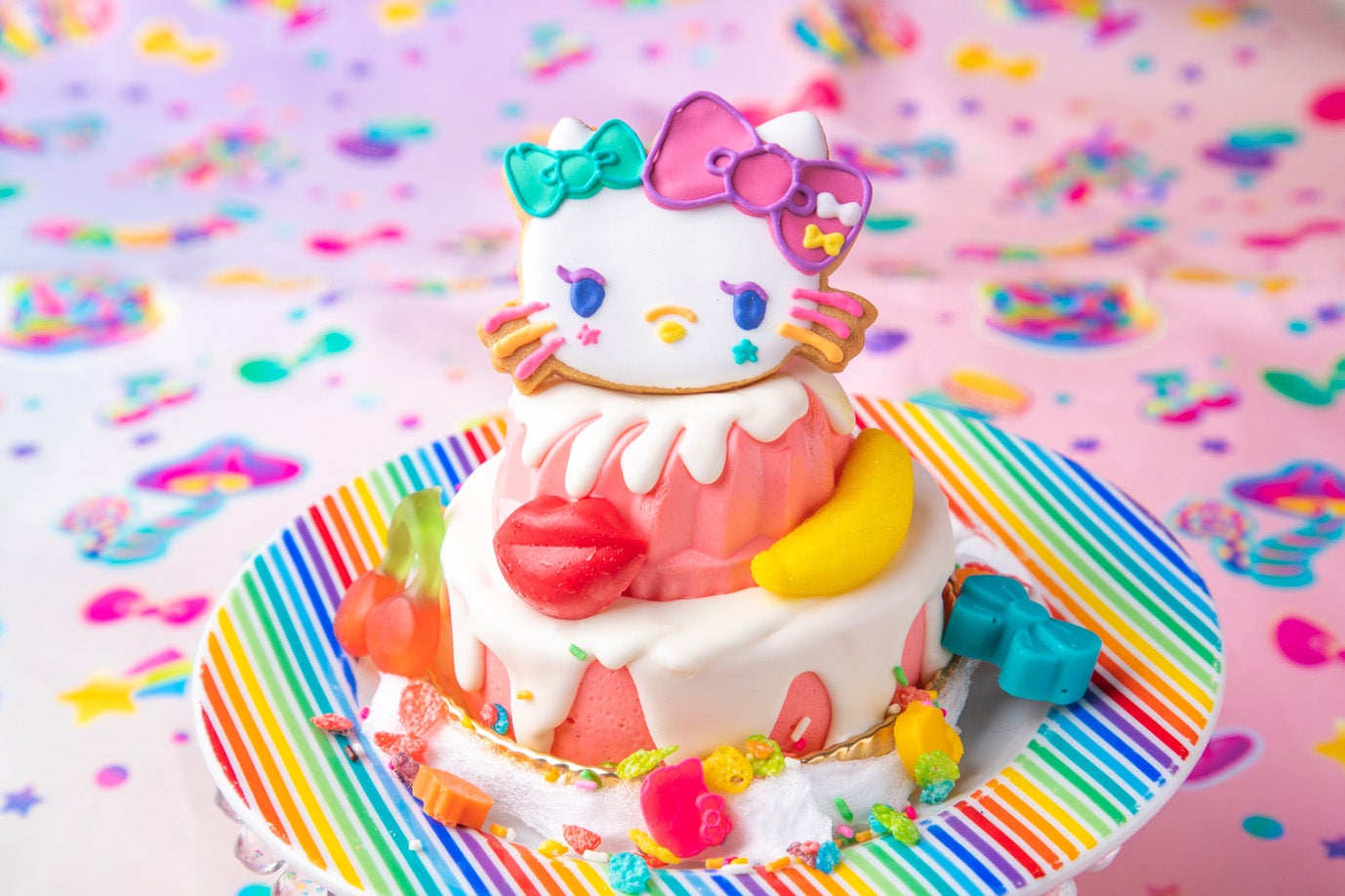 原宿×KAWAII×キティのスイーツゴーランドケーキ  1,480円（税別）／（C）1976, 2019 SANRIO CO.,LTD.APPROVAL NO. S601424 （C）KAWAII MONSTER CAFE