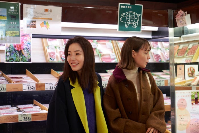 蓮佛美沙子、トリンドル玲奈(C)「今夜すきやきだよ」製作委員会