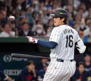 大谷翔平が2試合連続アーチ 打球速度178キロ、角度41度のムーンショットで同点！ベンチで先発の菊池と抱き合う