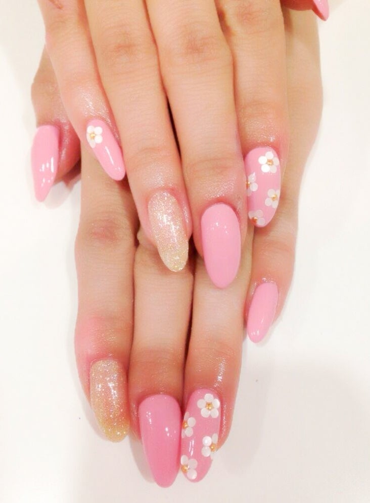 ピンクと白の相性◎／画像提供：esNAIL