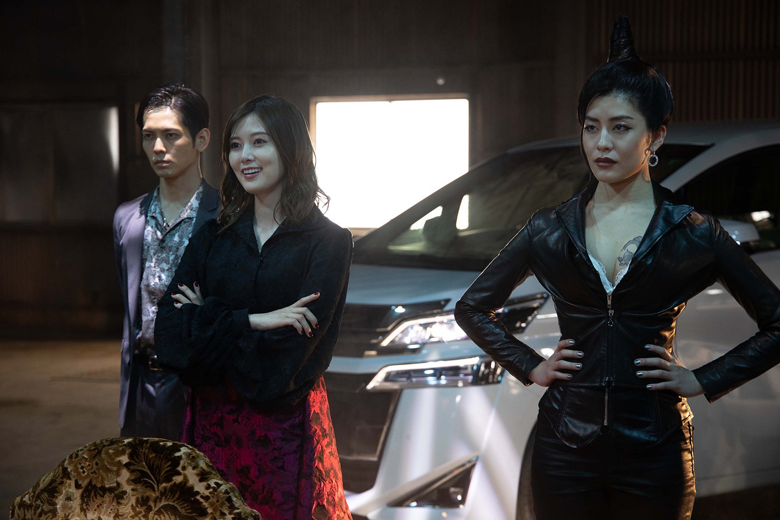 （中央）白石麻衣（C）迫稔雄／集英社（C）2022映画「嘘喰い」製作委員会（C）エイベックス通信放送