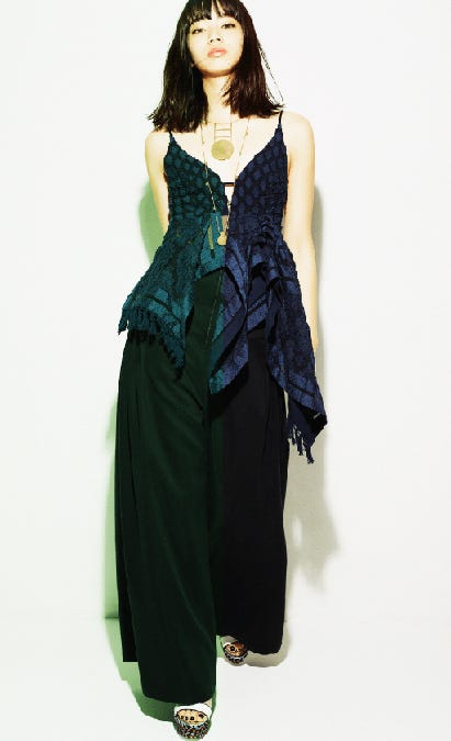 トップス ¥75,000、パンツ ¥45,000、ネックレス ¥22,000、ビーズ付きロングネックレス ¥18,000/以上mame(ブランドニュース)、シューズ ¥40,000/Sophia Webster(スタニングルアー 青山店)(C)TOPLOG