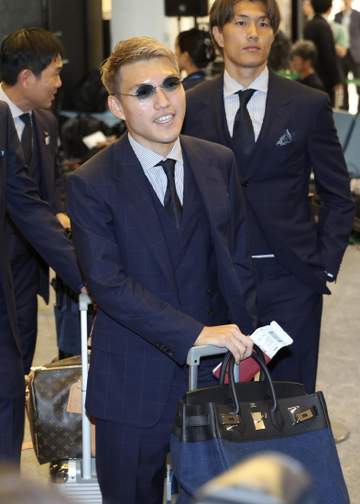 サッカー日本代表 堂安律がオシャレ！久保建英はシックなバッグを肩に ビシッとスーツ姿で出発ゲートへ 北中米W杯事前合宿地へ出国