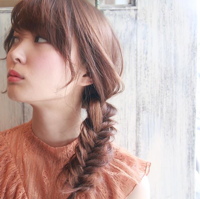 大人っぽい サイド寄せ ヘアアレンジに挑戦 簡単なやり方と一緒にチェック モデルプレス