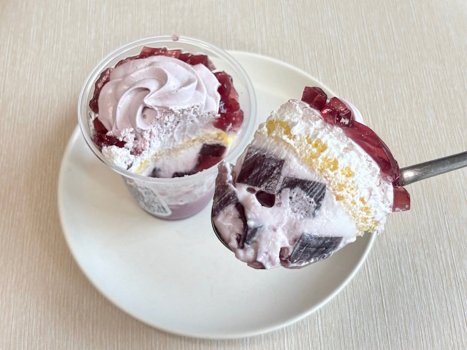 ぶどうゼリーが主役の、爽やかでぜいたくなパフェです!