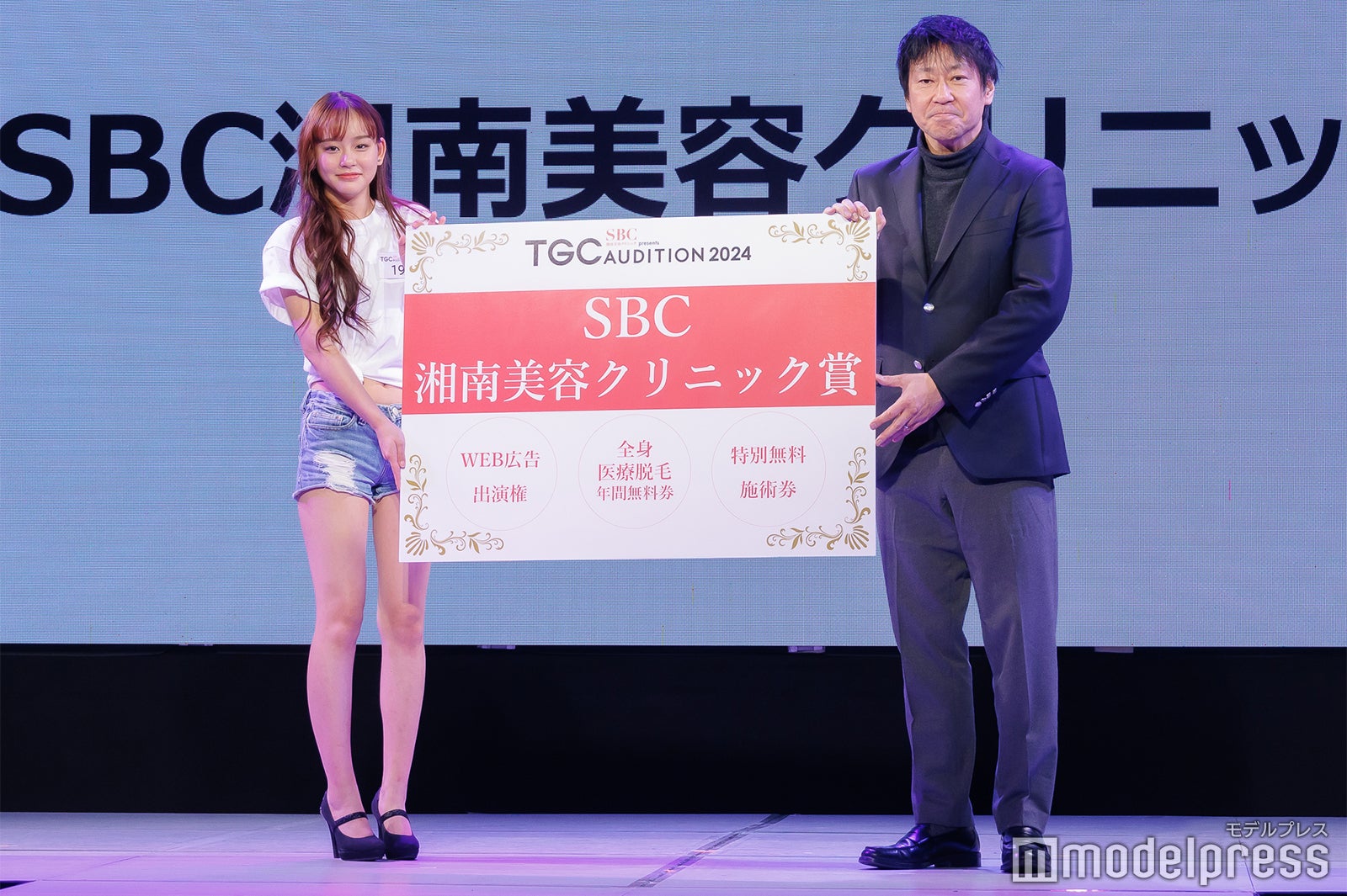 （左）山崎莉愛さん（C）モデルプレス