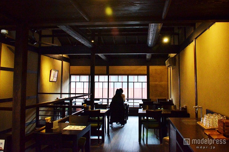 2階には大きな窓があり、ひがし茶屋街を眺めることが出来る／画像提供：茶房素心