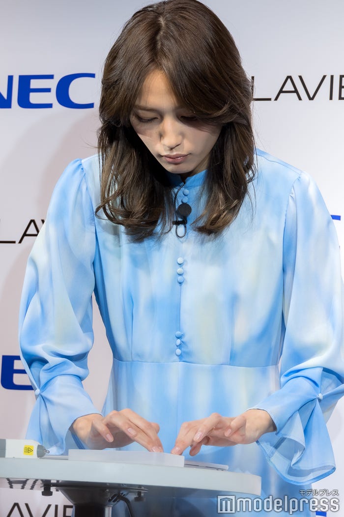 デコレーション体験中の川口春奈(C)モデルプレス