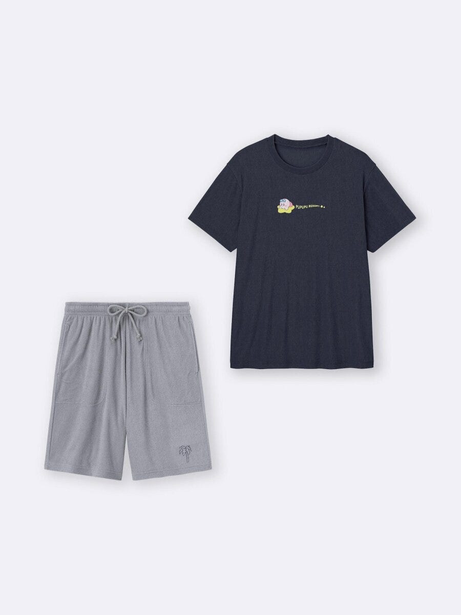 紺色の半袖Tシャツとグレーのショートパンツの上下セット。Tシャツにはカービィ、パンツにはヤシの木の刺繍。 紺色の半袖Tシャツとグレーのショートパンツの上下セット。Tシャツにはカービィ、パンツにはヤシの木の刺繍。