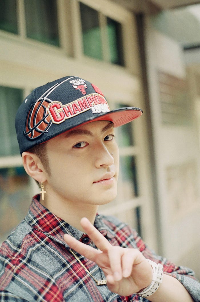 公園をぐるりと散歩した後のカット/佐野玲於ソロ写真集『さのさん』未収録カット(画像提供:主婦と生活社)