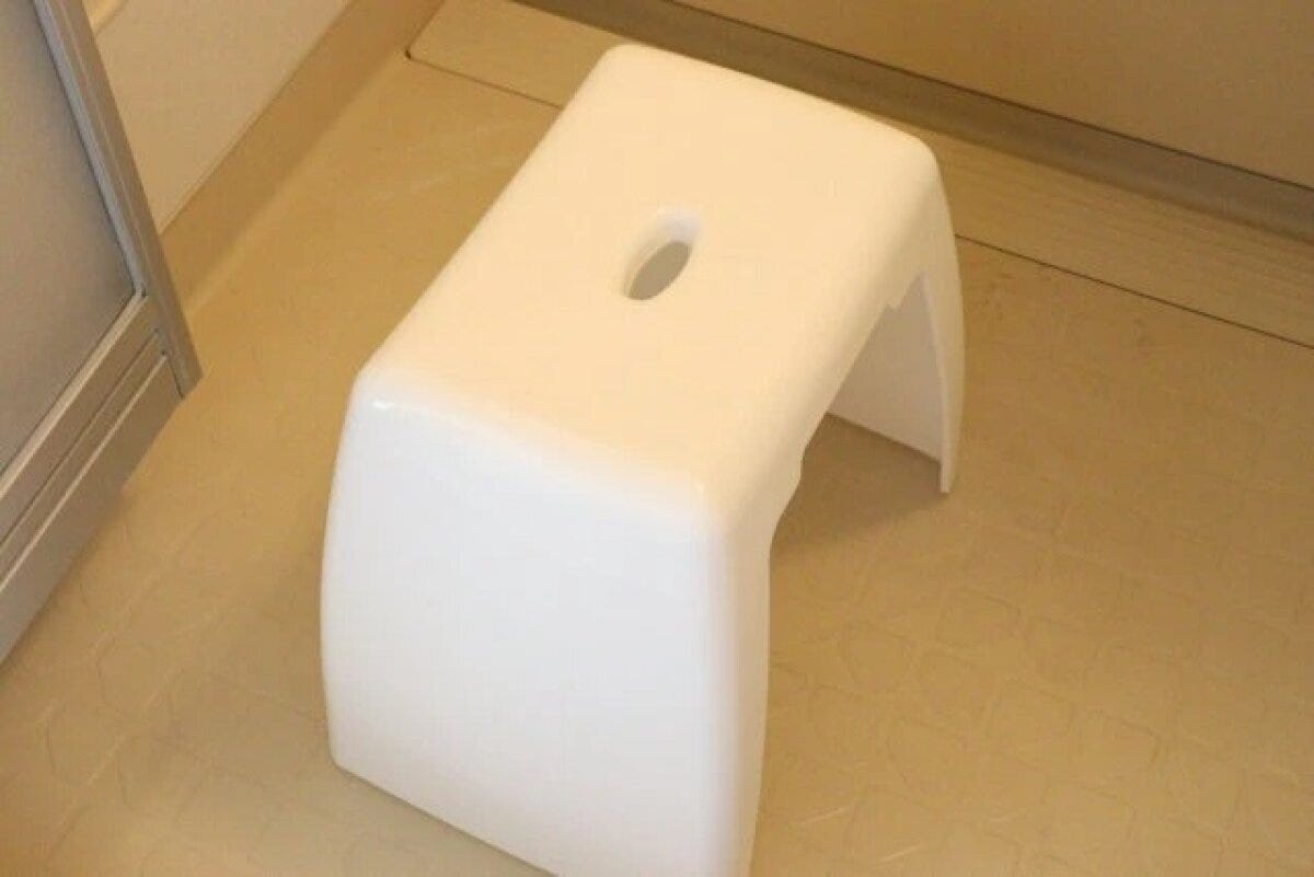 ダイソー　再生プラ配合風呂いす（オリーブ、ホワイト、高さ35cm）