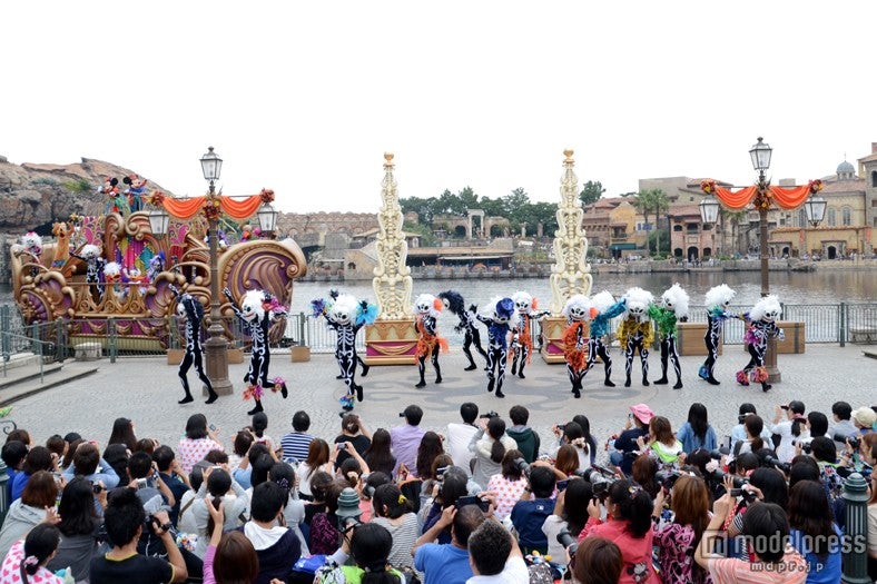 新プログラム「ウェルカム・スケルトン・フレンズ」／ミッキーたちは次のショーへ出発