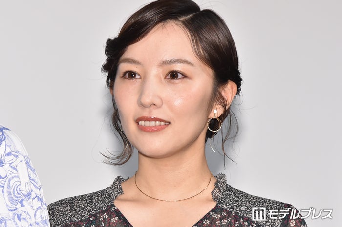 徳永えり「最高にイケてる」新ヘアに反響「アンニュイでオシャレ」「雰囲気変わる」トリンドル玲奈も絶賛