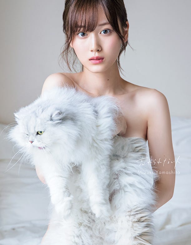 山下美月1st写真集「忘れられない人」表紙(撮影/須江隆治)