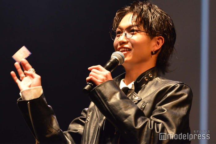 27番を引いて喜ぶ綱啓永(C)モデルプレス