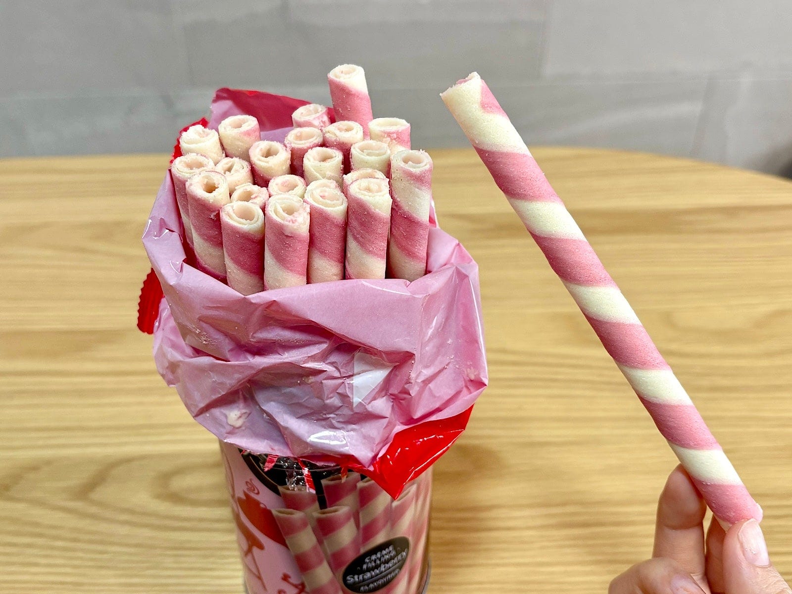 サクサクとした食感に、甘いいちごクリームの風味が美味！