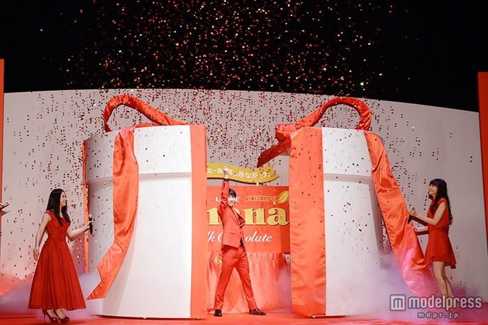 プレゼントボックスから登場する羽生結弦選手