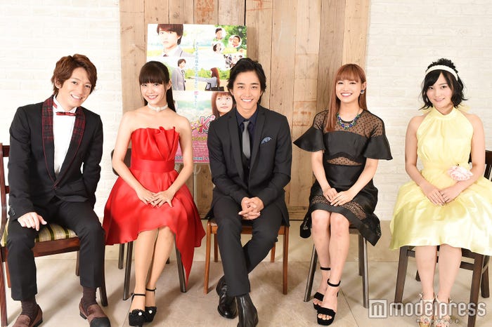 (左から)大倉士門、美沙玲奈、佐藤寛太、山口乃々華、灯敦生(C)モデルプレス