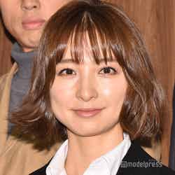 髪を切る前の篠田麻里子（C）モデルプレス