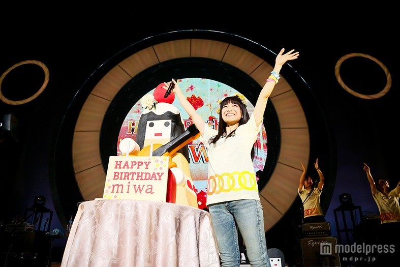 miwa、綾野剛も誕生日を祝福 涙のツアーファイナルに12000人熱狂