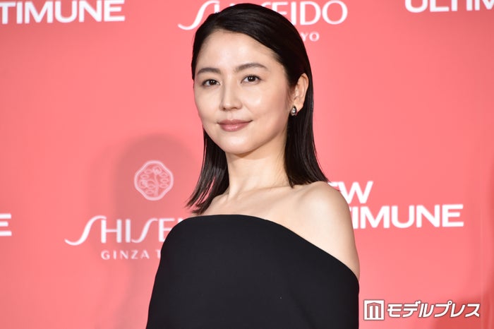 長澤まさみ、大胆な透かし編み衣装で美ボディチラ見せ「攻めてる」「芸術作品みたい」と反響