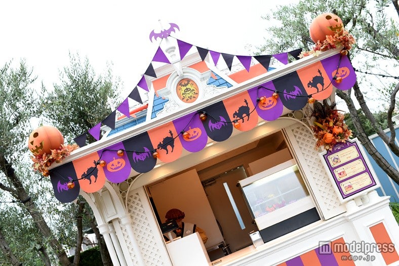 ホワイトチョコレートサンドクッキーとパンプキンクリームドーナツを販売する「イベントブース」