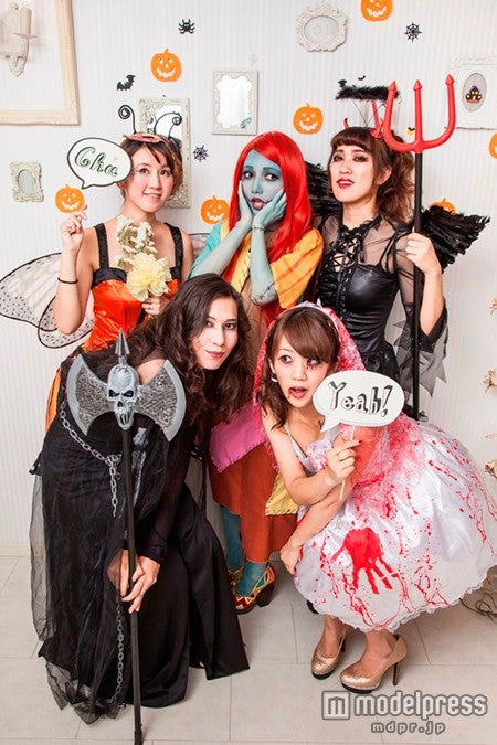 ハロウィン撮影に臨んだ後藤真希（中央）