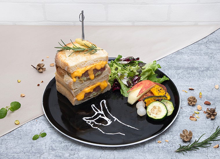 【早川アキ】“コン”ビーフトースティ税込1,540円（C）藤本タツキ／集英社・MAPPA