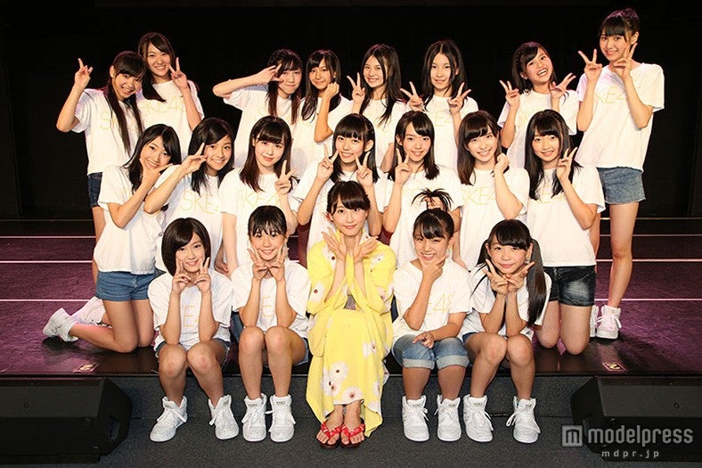 SKE48研究生と松井玲奈（中央）