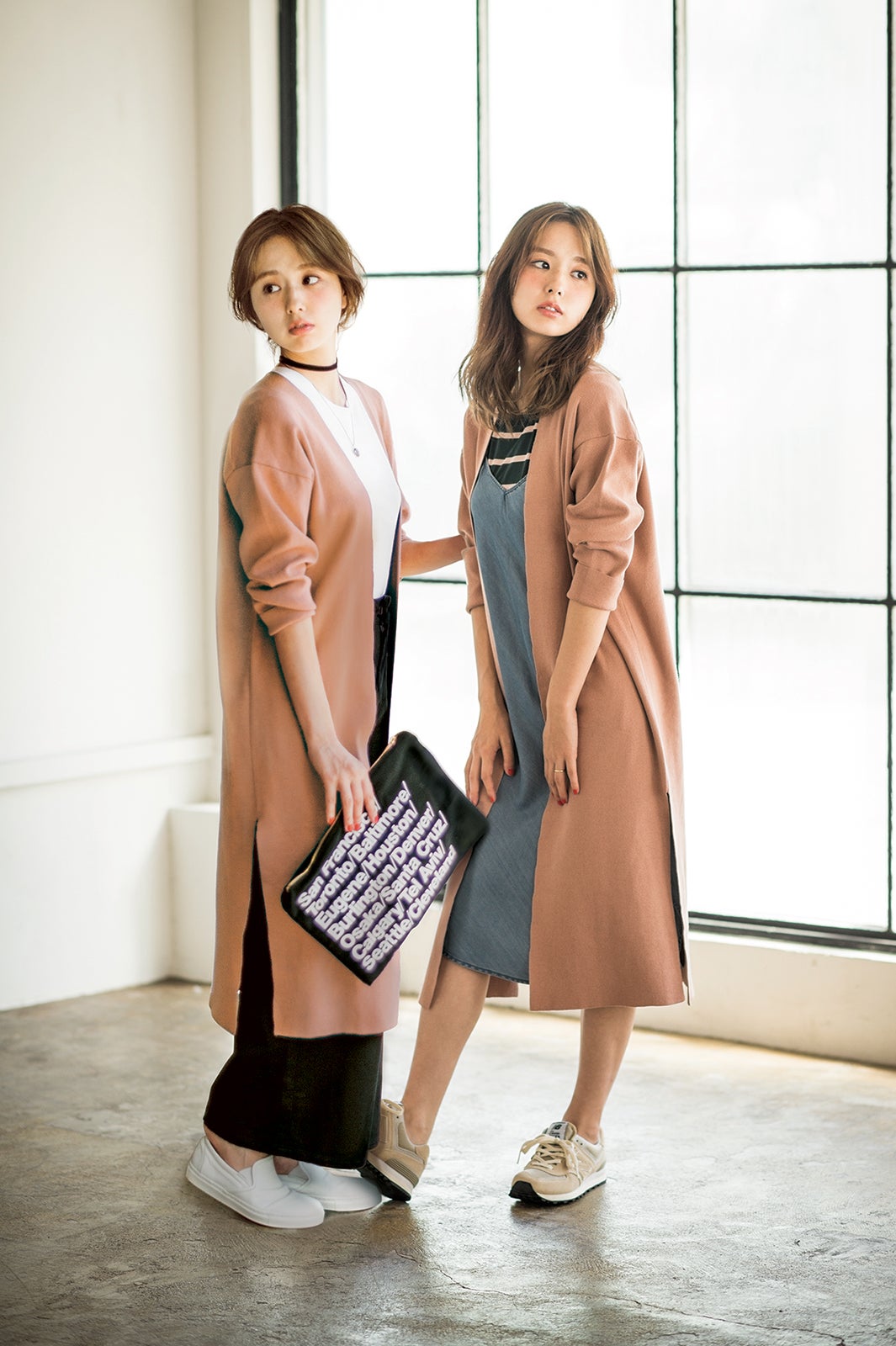 スリット入りロングカーデ（左から）“辛コーデ”と“甘コーデ”（画像提供：セブン＆アイ出版）