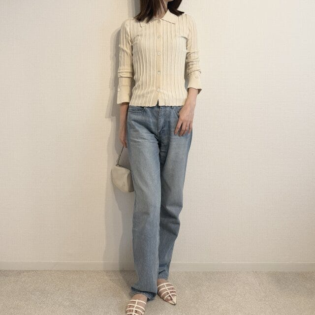 デニム合わせは優しげトーンで大人っぽく